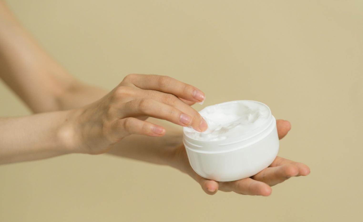 Sessione di formazione beauty con prodotti e strumenti professionali