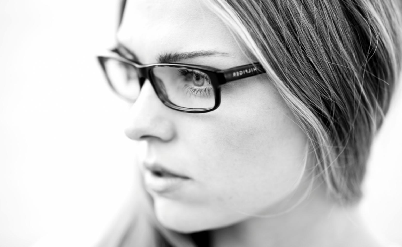 Aula attrezzata con postazioni di lavoro professionali